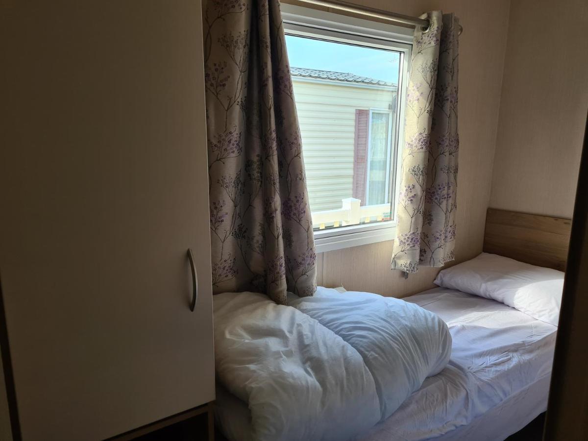 8 Berth Eastgate Fantasy Island Apartment อินโกลด์เมลส์ ภายนอก รูปภาพ