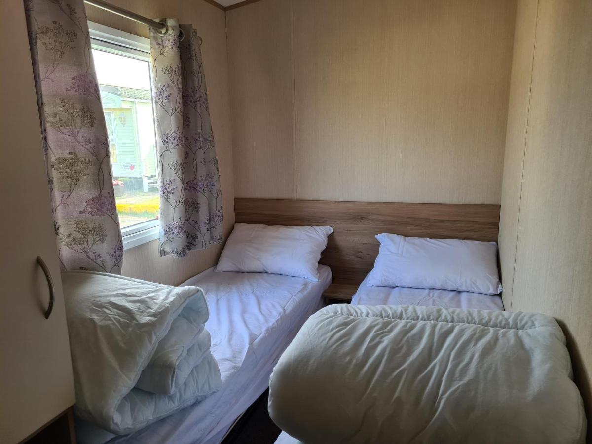 8 Berth Eastgate Fantasy Island Apartment อินโกลด์เมลส์ ภายนอก รูปภาพ