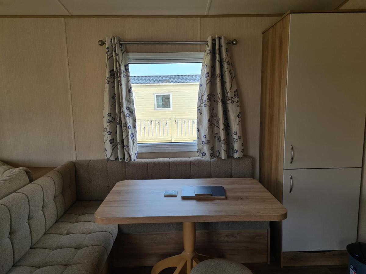 8 Berth Eastgate Fantasy Island Apartment อินโกลด์เมลส์ ภายนอก รูปภาพ